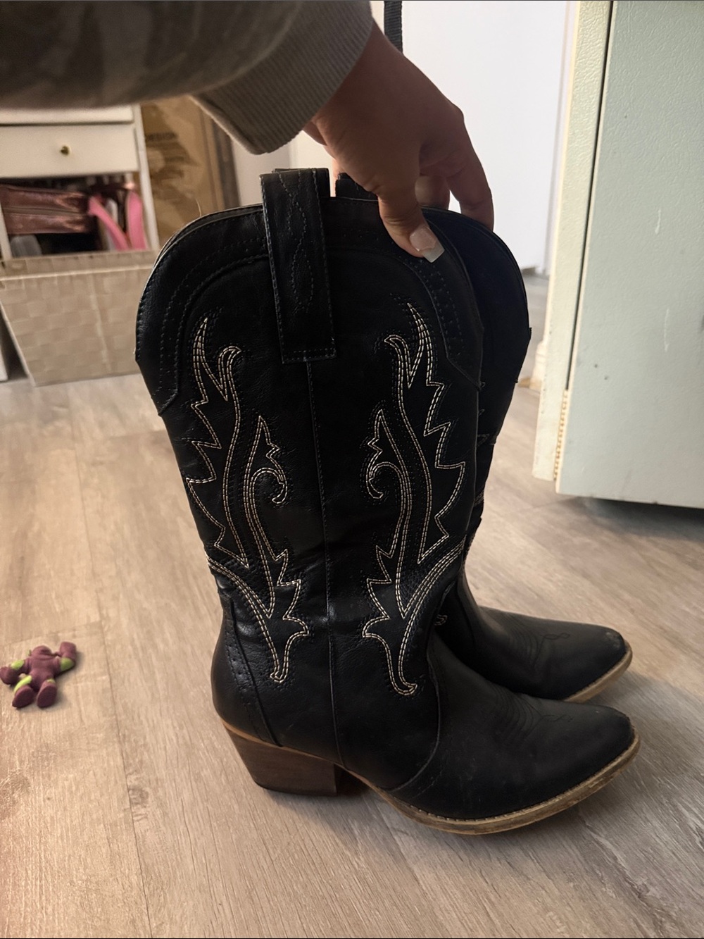 Black Western Embroidered Pull-On Heeled Boots